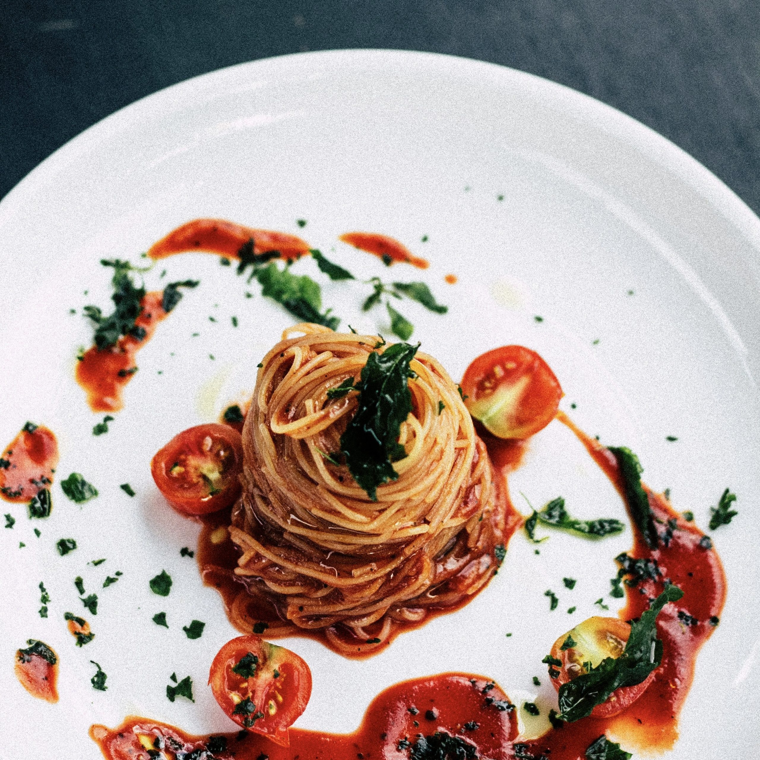 Spaghetti-Nest mit Tomatensauce und frischen Kräutern